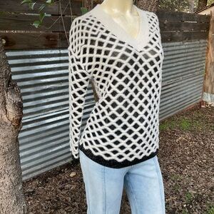 UTERQUE Textured Abstract V Neck Sweater